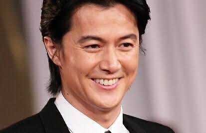 俳優、シンガーソングライターとして成功を収めている超大物芸能人
