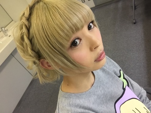 両サイドで編み込んだかわいらしいヘアスタイル