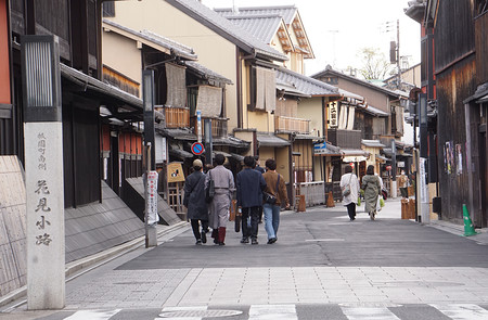 愛想のよさとは裏腹に、腹の底では他人を見下している