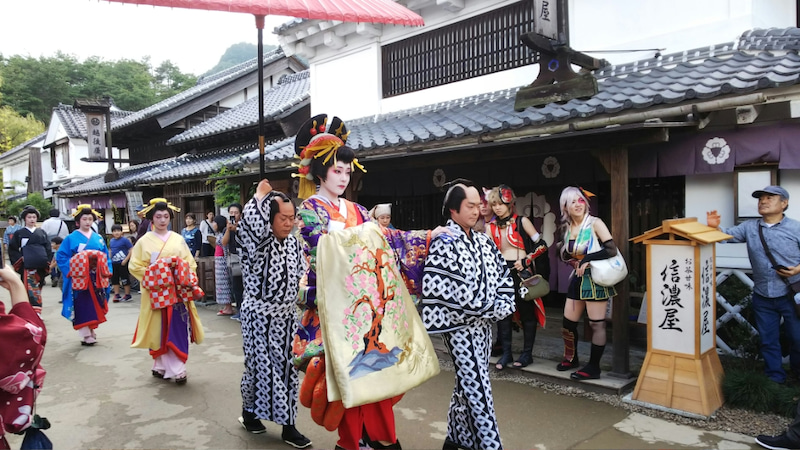 「なぜか肥満体型の方が多い、しかもメイクもうまくないため相対的にそのように見える。」