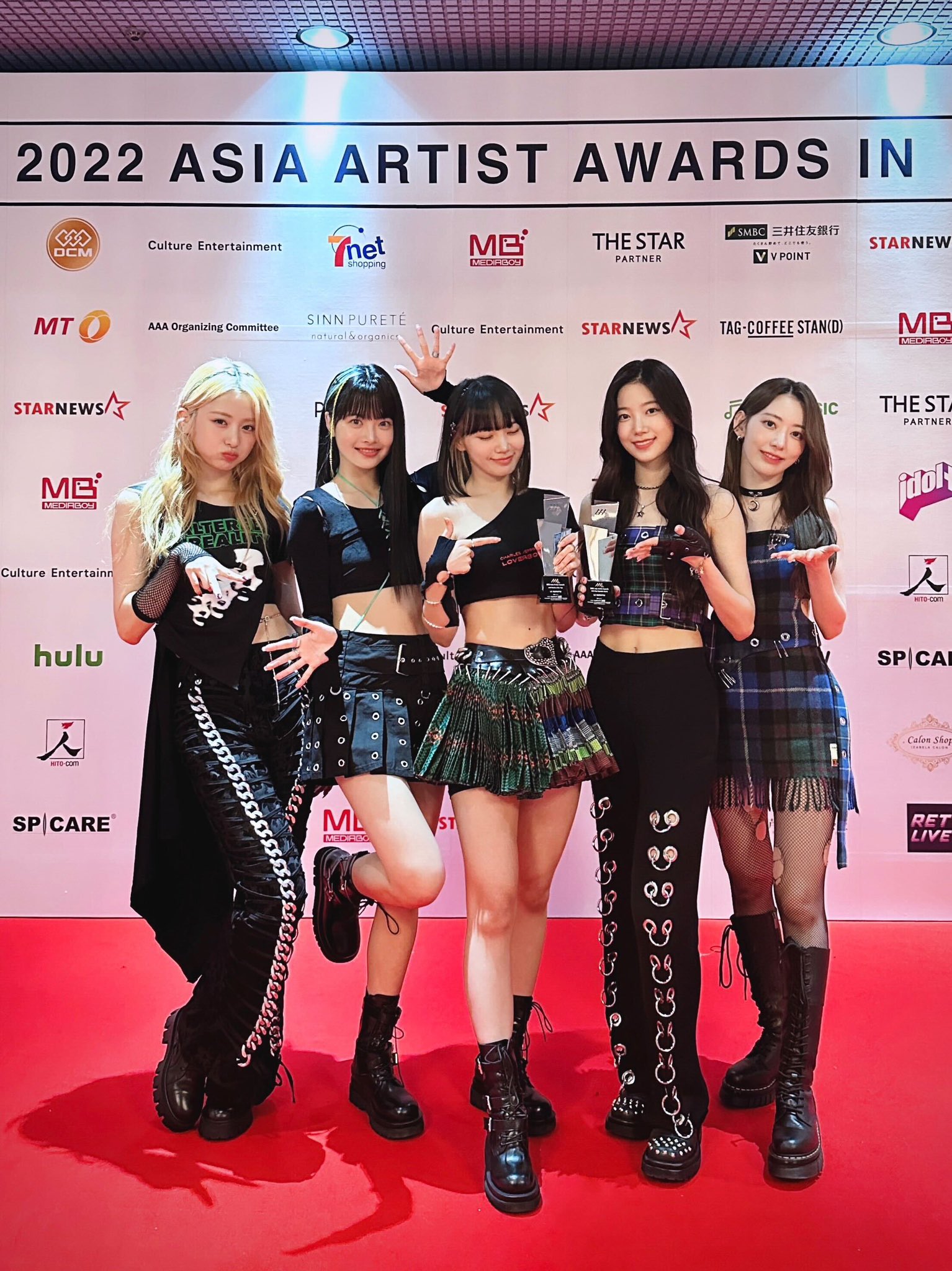 ミニアルバム「FEARLESS」でデビューを飾ったK-POPアイドルグループ