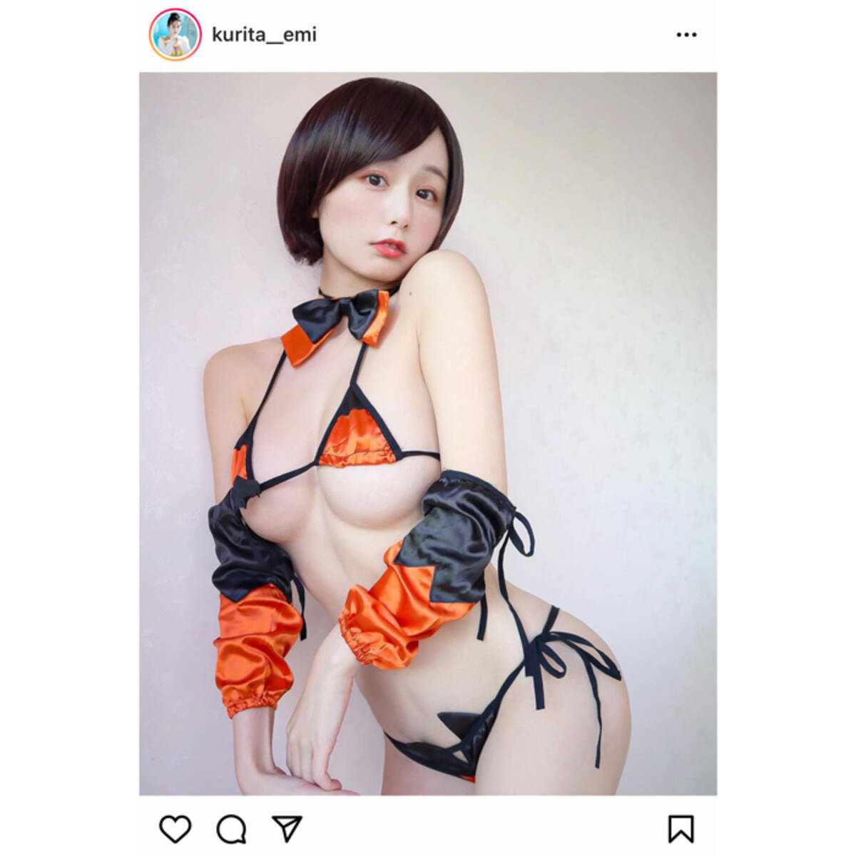 インスタでマイクロビキニ姿を披露