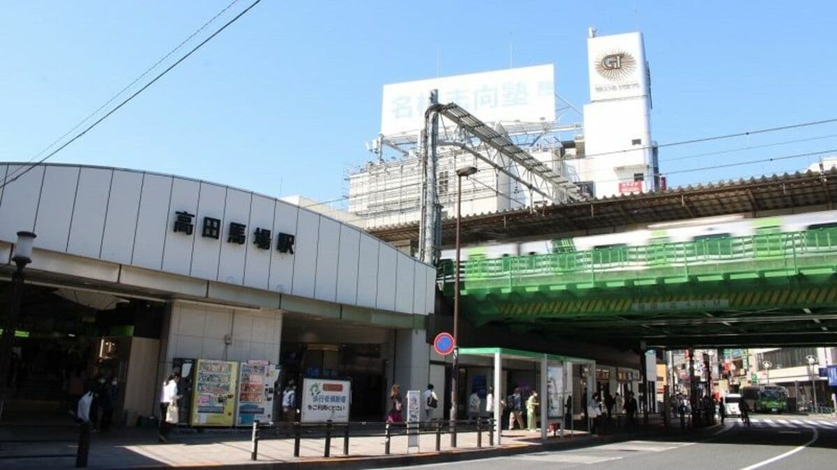 大学生が騒いでいる駅前の広場はあまり良い光景ではない