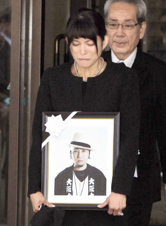 上原多香子の不倫が原因で自殺