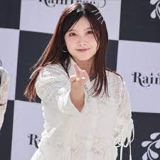 前職は公務員というアイドルとしては異色の経験を持つ