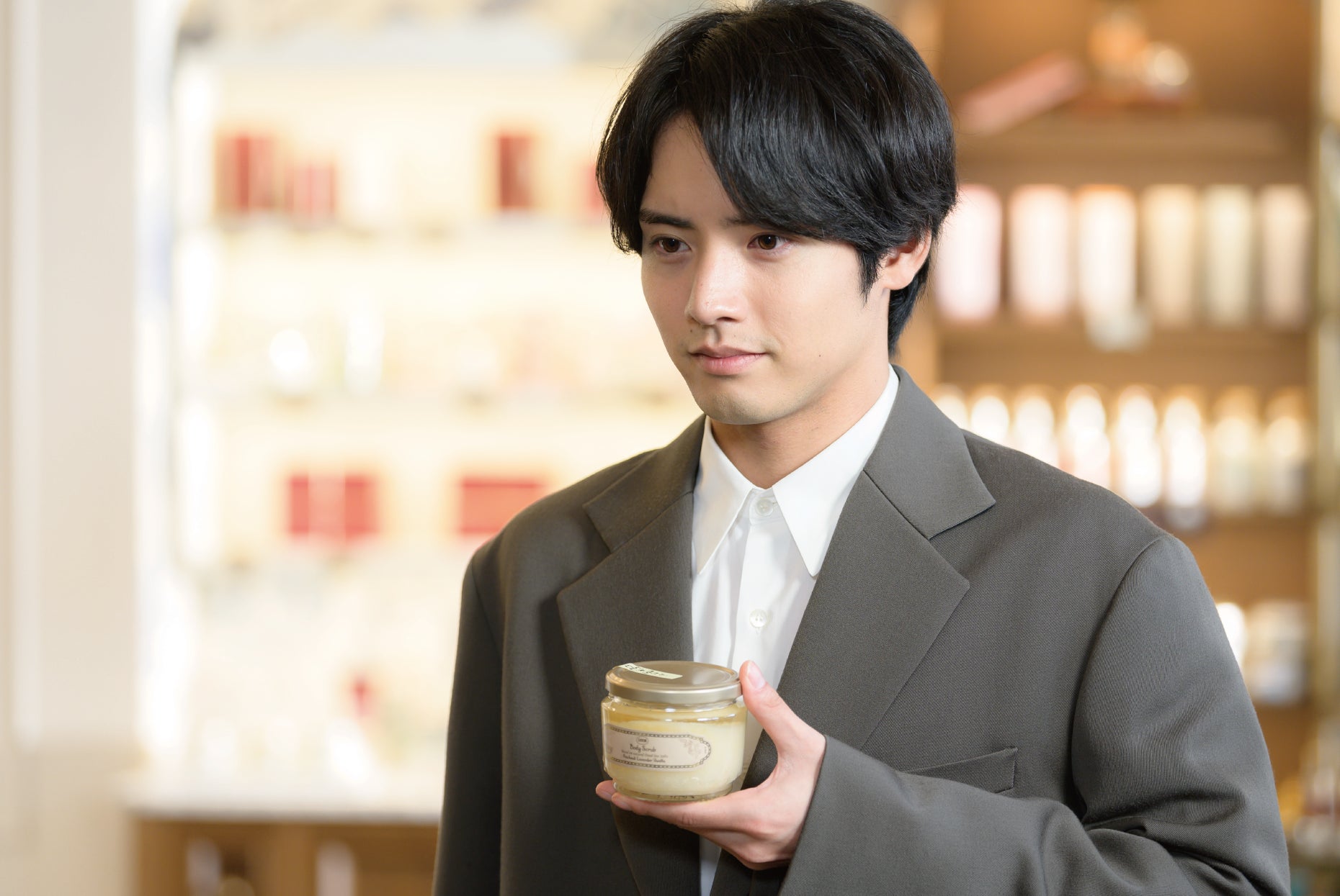 シリアスな役からコメディまで幅広くこなし、視聴者を惹きつける