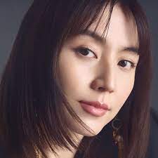 シリアスからコメディまでこなせる演技力と、観る人に安心感を与える自然な笑顔