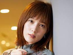 飾らない自然体な性格、ファッションセンス