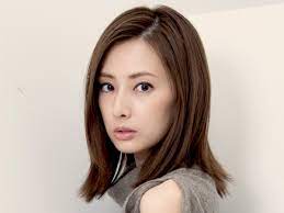 飾らない誠実さや、時折見せるユーモアのある一面