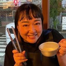 舞台女優やタレントとして活動