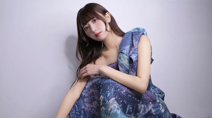 「昭和なセクシーポーズ」を披露