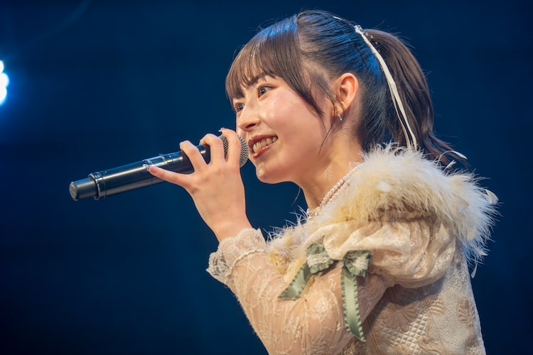 特徴的な歌声と愛らしいルックスで大きな注目を集める