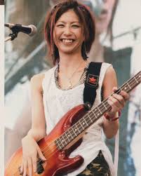 ベース・ボーカルを担当