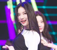 クールな「猫顔」のビジュアル