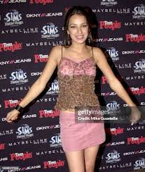 その愛らしいルックスや魅力的な演技で人気