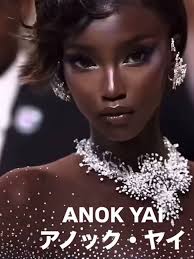 彫刻のような美貌と唯一無二の存在感