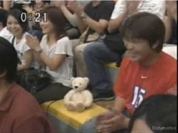 男性が座っていた席に白いクマのぬいぐるみが