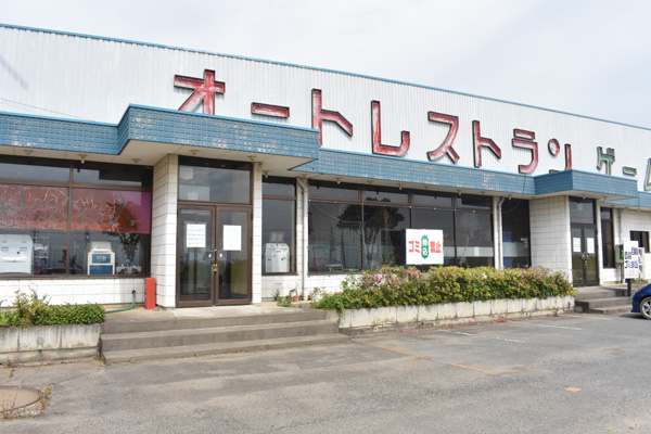 24時間営業のコンビニエンスストアやファーストフード店に大きくシェアを奪われる