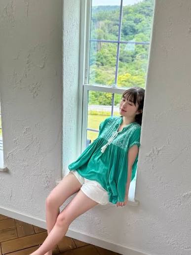 小柄ながら、長い手足としなやかなダンス経験で培われた美しい姿勢が魅力